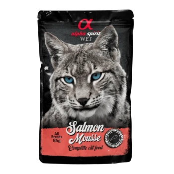 Alpha Spirit Wet 'Salmon Mousse' Komplettfutter für Katzen im Beutel mit luchsähnlichem Katzenkopf und blauen Augen; Aufschrift 'All Breeds 85g'.