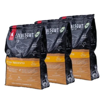 Drei Tüten LIEBESGUT Hundefutter, schwarz-braune Verpackung mit Beschriftungen „Trockenfutter“, „45% Fleischanteil“, „Made in Germany“.