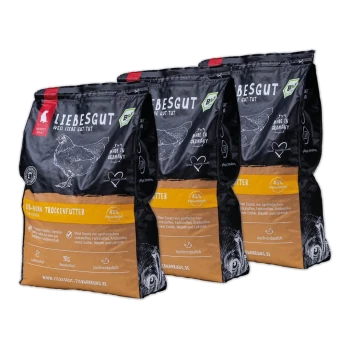 Drei Tüten LIEBESGUT Hundefutter, schwarz-braune Verpackung mit Beschriftungen „Trockenfutter“, „45% Fleischanteil“, „Made in Germany“.
