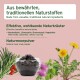 Schale mit dunklem Moor-Schlamm-Pulver mit Kräutern und Blumen; Text: 'Hergestellt aus wertvollen, traditionellen Naturzutaten'