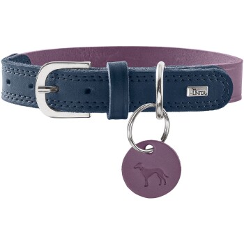 Marineblaues Leder-Hundehalsband mit lila Futter, silberner Schnalle und silbernem Ring, rundem lila Anhänger mit Hundprägung und Metallplakette 'HUNTER'.