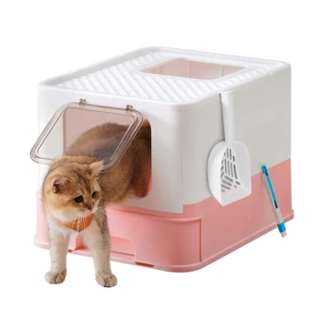 Katze, die eine rosa-weiße abgedeckte Katzentoilette mit Schaufel und blauem Griffbürste an der Seite verlässt.