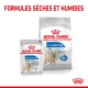 Emballage de nourriture pour chiens Royal Canin Light Weight Care, présentant un petit sachet (85g) et un plus grand sac, avec une image de chien et des allégations nutritionnelles.