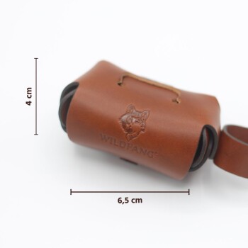 Braune Leder-Haustieraccessoire-Tasche mit einem Wolf-Logo, 6,5 cm breit und 4 cm hoch, mit einem Griff und einem Riemen.