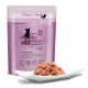 Nourriture humide pour chat dans un sachet rose étiqueté "Catz Finefood N°11" avec de l'agneau et du lapin, servie dans une assiette blanche.