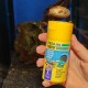 Une main tenant un conteneur cylindrique jaune de nourriture pour poissons JBL Pro Novo Shrimps, avec du texte en plusieurs langues et une revendication prébiotique.