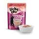 Ein Beutel mit Lucky Lou reinem Thunfischfilet-Haustierfutter, mit einer Grafik einer schwarzen Katze, neben einer Schüssel mit Thunfisch in Brühe.