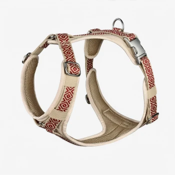 Ein beiges Haustiergeschirr mit einem roten geometrischen Muster, mit verstellbaren Riemen und Metallverschlüssen, entworfen für Komfort und Sicherheit.