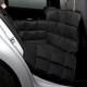 Schwarzer Autositzbezug für Haustiere, der auf dem Rücksitz eines silbernen Autos positioniert ist, entworfen für den Komfort und den Schutz von Haustieren.