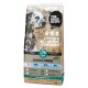 Eine Tüte Premium-Hundefutter für erwachsene Hunde, mit einem Dalmatiner und beschriftet "THE GOOD STUFF" mit 70% Fisch und 31% Protein.