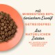 Kibble auf einem orangefarbenen Teller mit Etiketten: "80% tierisches Protein," "getreidefrei," "natürliche Zutaten," "hinzugefügte Vitamine und Mineralien."