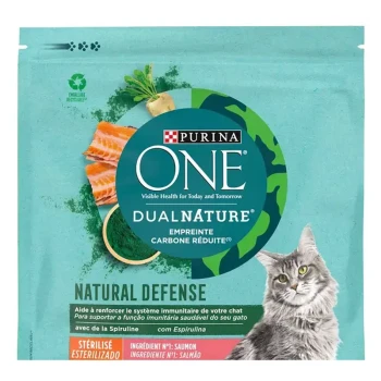 Sac de nourriture pour chats Purina ONE Dual Nature mettant en vedette un chat gris, du saumon et des ingrédients verts, avec un texte soulignant "Défense Naturelle" et le soutien immunitaire.