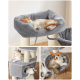 Ein gemütlicher grauer Katzenbaum mit einer schlafenden orange-weißen Katze mit Brille auf der obersten Plattform und zwei anderen Katzen, die in seitlichen Fächern entspannen.