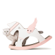 Eine flauschige weiße Katze schaut aus einem verspielten rosa und weißen Schaukelpferd für Haustiere, das mit verspielten Flügeldetails gestaltet ist.