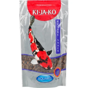 Premium-Koi-Futterverpackung mit der Aufschrift 'KI-JA-KO', die eine farbenfrohe Koi-Fisch-Illustration und den Text 'NATURE SNACK' auf einem silbernen Hintergrund zeigt.