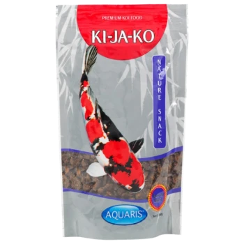 Premium-Koi-Futterverpackung mit der Aufschrift 'KI-JA-KO', die eine farbenfrohe Koi-Fisch-Illustration und den Text 'NATURE SNACK' auf einem silbernen Hintergrund zeigt.
