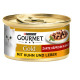 Eine Dose Purina Gourmet Gold Katzenfutter mit einer weißen Katze auf dem Etikett, mit dem Text "Zarte Häppchen in Sauce" und "Mit Huhn und Leber."