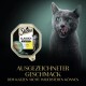Eine graue Katze leckt sich die Lippen neben einer Sheba Classics Rind- und Hühnerfutterpackung mit deutschem Text über ausgezeichneten Geschmack.