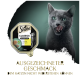 Eine graue Katze leckt sich die Lippen neben einer Sheba Classics Rind- und Hühnerfutterpackung mit deutschem Text über ausgezeichneten Geschmack.