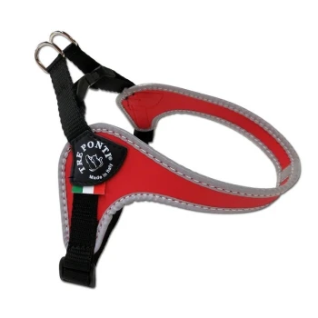 Rotes Hundegeschirr mit grauen Nähten, mit einem schwarzen Logo-Patch, das 'TRE PONTI Made in Italy' liest, und zwei metallischen D-Ringen.
