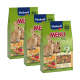 Trois sacs de nourriture pour lapins Vitakraft MENU Vital avec deux jolis lapins sur le devant, avec des fruits et légumes affichés.
