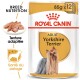 Emballage de nourriture pour chien Royal Canin Adult Yorkshire Terrier, présentant une image de Yorkshire Terrier, avec un texte mettant en avant la nutrition de la race et la santé du pelage.