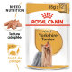 Emballage de nourriture pour chien Royal Canin Adult Yorkshire Terrier, présentant une image de Yorkshire Terrier, avec un texte mettant en avant la nutrition de la race et la santé du pelage.