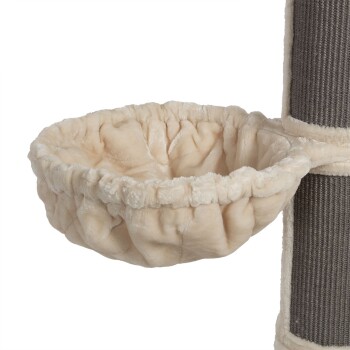 Ein plüschiges, cremefarbenes Katzenbett, das an einem Kratzbaum befestigt ist, mit einem weichen, gepolsterten Rand für Komfort.