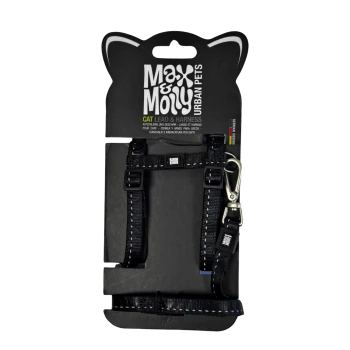 Max & Molly Urban Pets schwarzes Katzengeschirr und -leine auf Verpackung mit Katzenohren; verstellbare Bänder und Metallclip sind sichtbar.