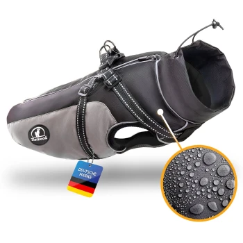 Eine schwarz-rote Hundejacke mit reflektierenden Riemen und wasserdichter Eigenschaft, beschriftet mit dem Etikett "Deutsche Marke".