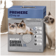 Boîte de litière agglomérante PREMIERE « I ♥ my cat » Multi-Cat Carbon Control XL avec des chats illustrés et un vrai chat qui la renifle.