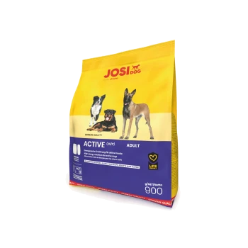 Ein Karton mit Tüten von JOSI DOG Active Adult Hundefutter, gekennzeichnet als 4,5 kg Wertpackung, mit Hundebildern auf der Verpackung.
