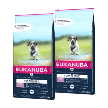 Zwei Tüten Eukanuba getreidefreies Welpenfutter, mit einem Hund, der durch Wasser läuft, mit Etiketten, die ein Rezept mit niedrigen Allergenen und Nährstoffdetails anzeigen.
