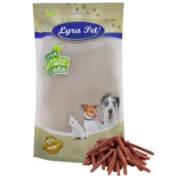 Lammdörrfleisch 1 kg Lyra Pet Nature Power Hundeleckerlipaket mit einem hellbeigen Hintergrund, mit Bildern eines Hundes, einer Katze und einem Welpen, mit einem Stapel Leckerlis davor.