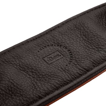Nahaufnahme eines dunkelbraunen, strukturierten Lederhalsbands mit gesäumter Kante, geprägter Aufschrift 'HANDMADE IN GERMANY' und 'HUNTER'-Logo.