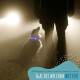 Eine Silhouette einer Person, die neben einem Hund mit einem leuchtend blauen Halsband in einer nebligen Umgebung steht, mit einem Text, der für Sicherheit bei jedem Wetter wirbt.