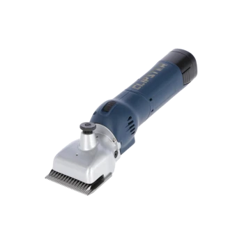 Ein blauer und silberner Haustierpflegeclipper mit einer breiten Klinge, mit einem Netzschalter und Belüftungsöffnungen, entworfen für effiziente Haustierpflege.