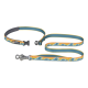 Bunte Hundeleine von Ruffwear mit einem Wellenmuster in Blau, Gelb und Orange, mit einem stabilen Metallclip und einer Schnalle.