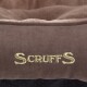 Nahaufnahme eines braunen Haustierbettes mit weichem Stoff und dem gestickten Text "Scruffs" in goldenen Fäden.