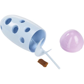 Blaues interaktives Haustierspielzeug mit Löchern für Leckerlis, mit einem lila Deckel und einem kleinen Stück Haustier-Leckerli daneben.