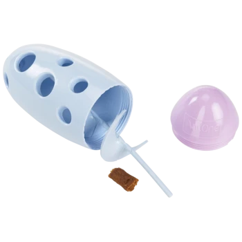 Blaues interaktives Haustierspielzeug mit Löchern für Leckerlis, mit einem lila Deckel und einem kleinen Stück Haustier-Leckerli daneben.