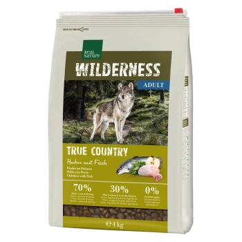 Ein Beutel Real Nature Wilderness Adult Hundefutter, gekennzeichnet mit "Echte Heimat", mit "Huhn mit Fisch" und 70% Fleisch, 30% Früchte, 0% Getreide.