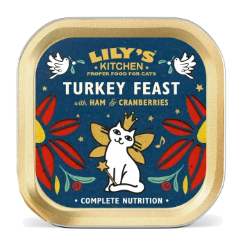 Repas de dinde Lily's Kitchen pour chats, avec du jambon et des canneberges, illustré par un chat fantaisiste et un design floral vibrant.