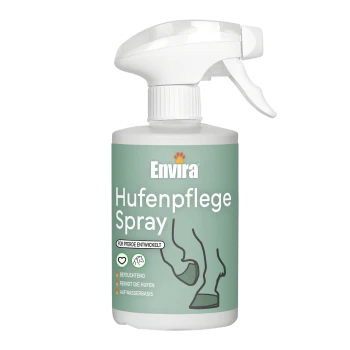 Envira Hufenpflege Sprayflasche für die Hufpflege von Pferden, mit einem grünen Etikett und Text auf Deutsch: 'Befeuchtend, reinigt die Hufen, auf Wasserbasis.'