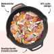 Eine gusseiserne Pfanne mit rohem Huhn, Reis, Karotten und Zucchini, mit dem Text: "63% zartes Geflügel," "leckere Karotten," "köstliche Zucchini."