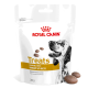 Royal Canin Snacks-Tüte mit Hundeportrait und Kroketten; Text: 'Treats', 'Compatible with Urinary S/O Diets', '230 g'.