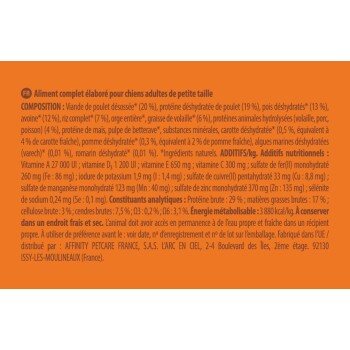 Französischer Text mit Zutaten und Nährstoffzusätzen für erwachsenes Hundefutter für kleine Rassen auf orangefarbenem Hintergrund.