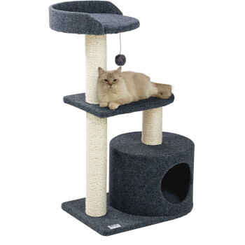 Beige langharige kat op het middelste plateau van een grijs beklede krabpaal met sisal-palen, een bungelende pompon en een klein merkje op de voet (tekst onleesbaar).