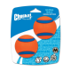 Zwei mittelgroße orange und blaue Chuckit! Ultra Bälle auf einer blauen Verpackungskarte mit dem Text "Fetch Games."