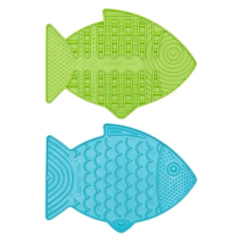 Zwei fischförmige Futtermatten für Haustiere in Grün und Blau, beschriftet mit "LickMat" und "casper" (grün) sowie "LickMat" und "felix" (blau).